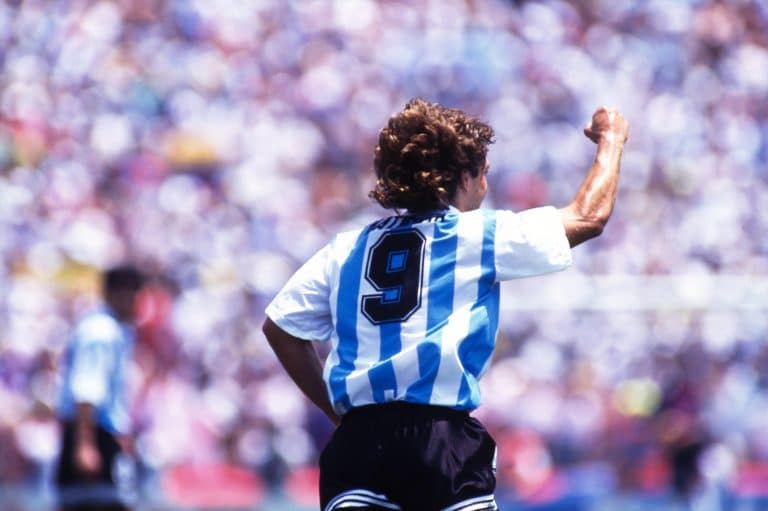 Batistuta, el ‘9’ que llegó tarde para jugar con Maradona y se fue temprano para jugar con Messi