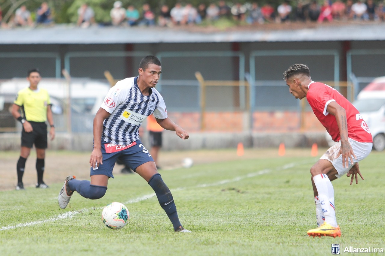Kluiverth Aguilar, Alianza Lima, Manchester City, Selecci&oacute;n de Per&uacute;
