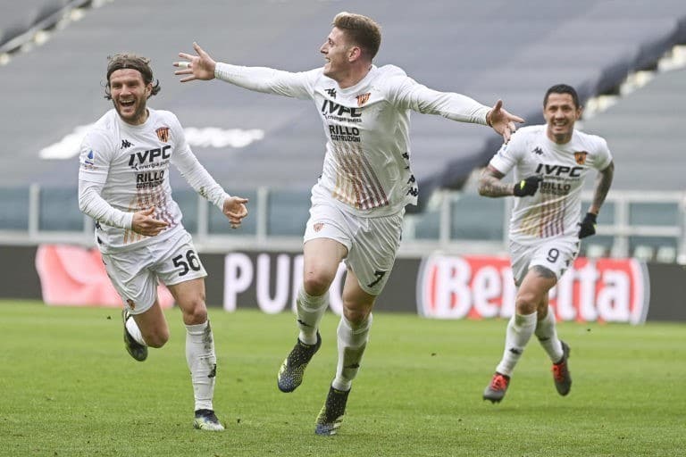 Adolfo Gaich muestra la salida a Andrea Pirlo