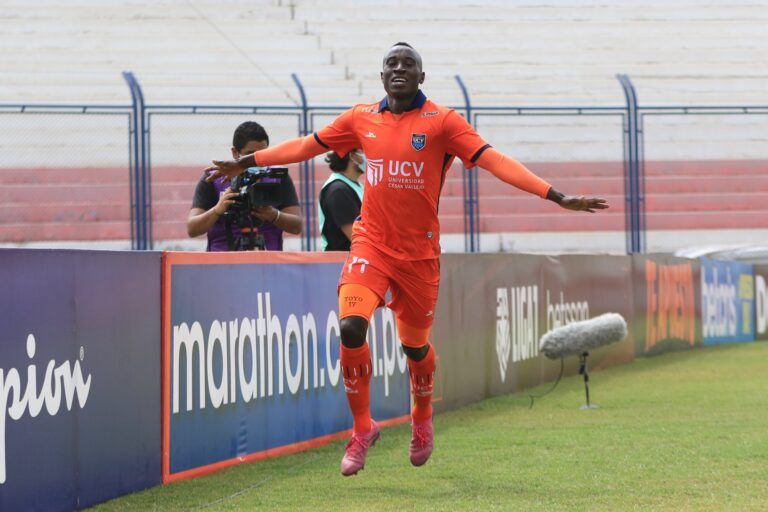 Yorleys Mena y c&oacute;mo dominar el f&uacute;tbol en Per&uacute;