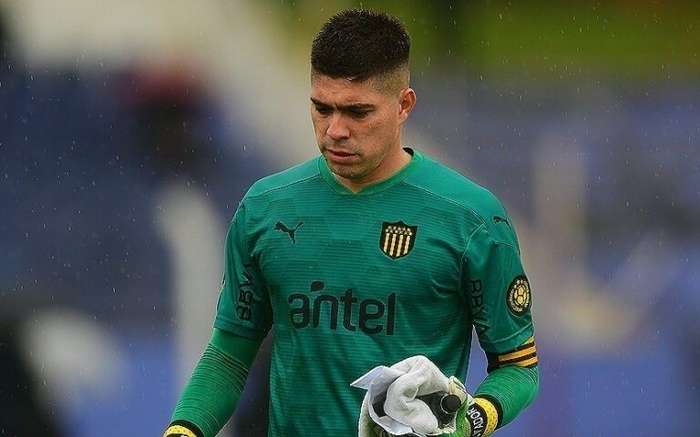 Pe&ntilde;arol solucion&oacute; el problema del arquero