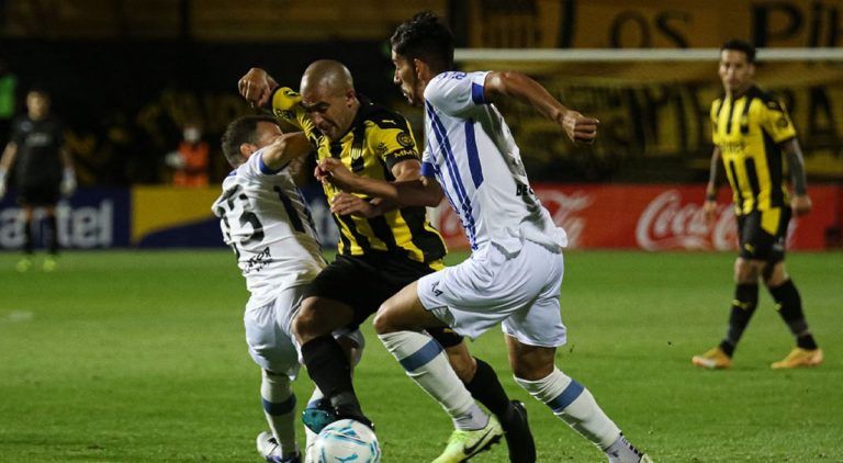 Pe&ntilde;arol dej&oacute; pasar la oportunidad de cerrar el campeonato