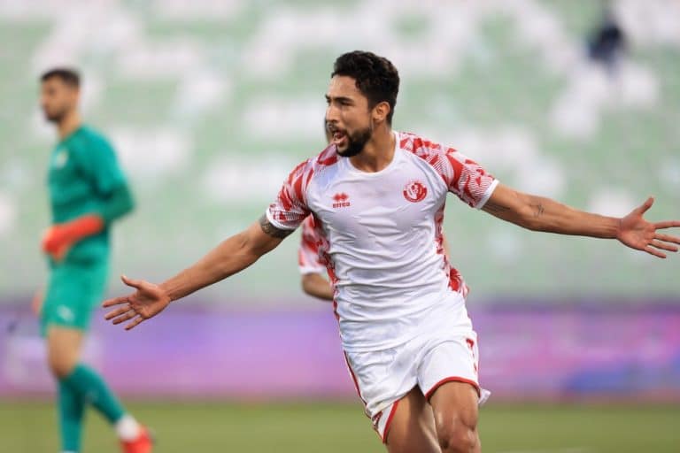 Jeison Medina mantiene a flote a su equipo en Catar