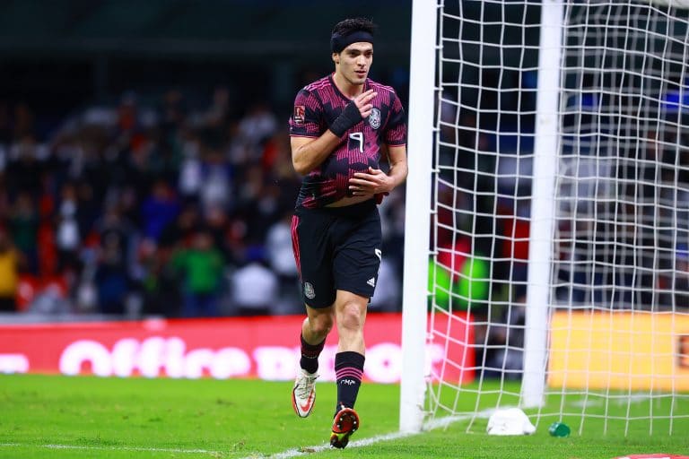 Un penal dudoso acerca a M&eacute;xico a su cita mundialista