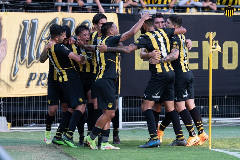 Peñarol volvió a ganar y espera a Olimpia