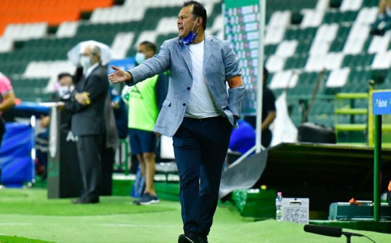 Los 3 t&eacute;cnicos que podr&iacute;an llegar a Cruz Azul por Juan Reynoso