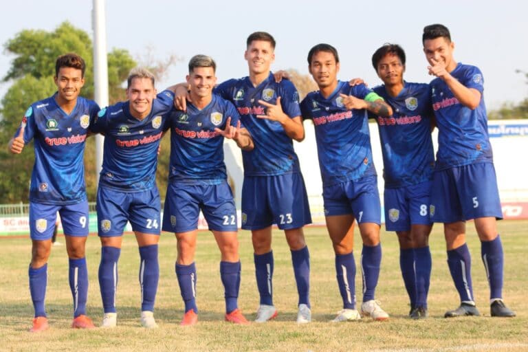 Tres futbolistas argentinos coparon Sakonnakhon