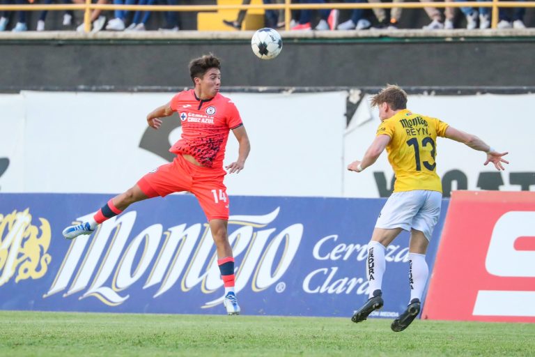 Los tres jugadores que Chivas buscar&iacute;a de Cruz Azul