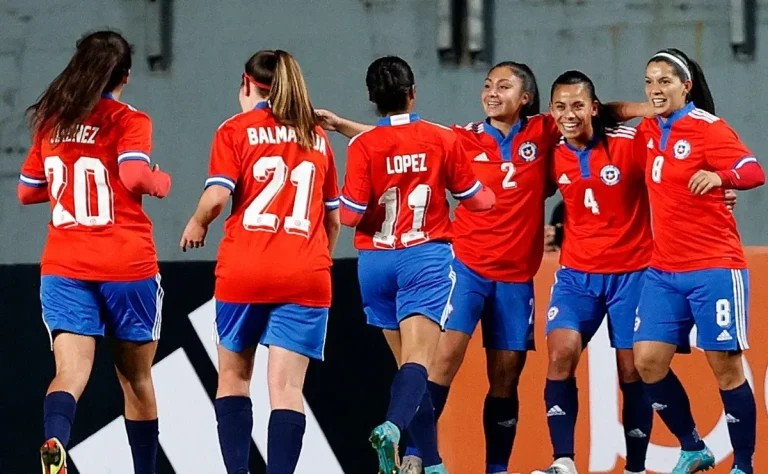 F&uacute;tbol femenino cobra importancia en Chile