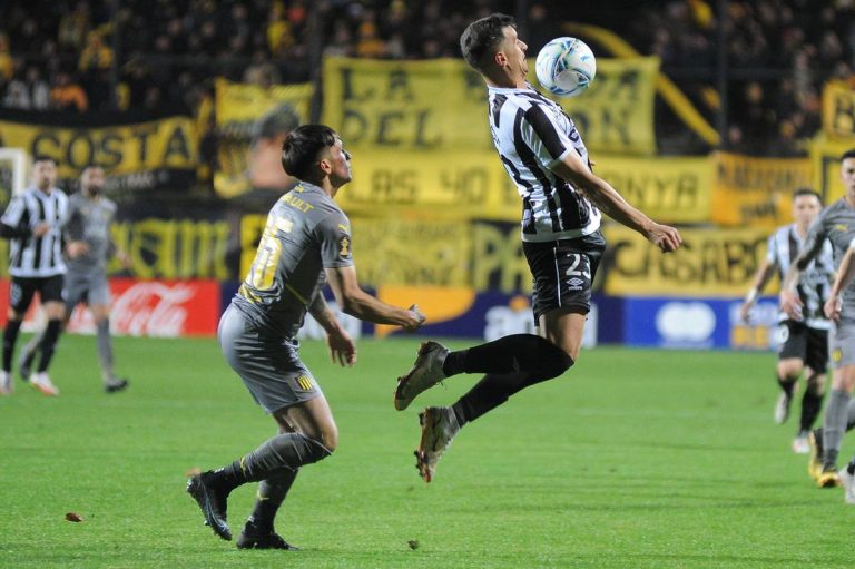 Pe&ntilde;arol gole&oacute; pero empat&oacute; ante Wanderers