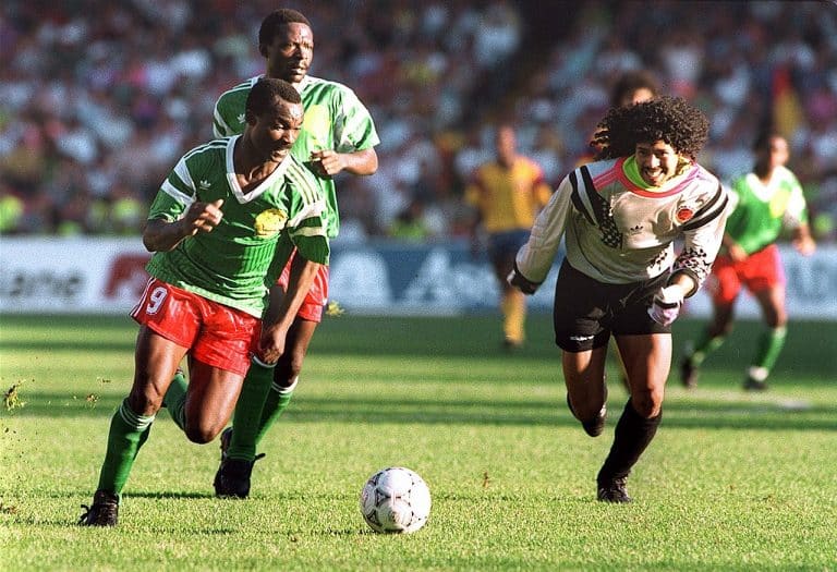 Momentos inolvidables del Mundial: Camer&uacute;n alcanza los cuartos de final en Italia 90