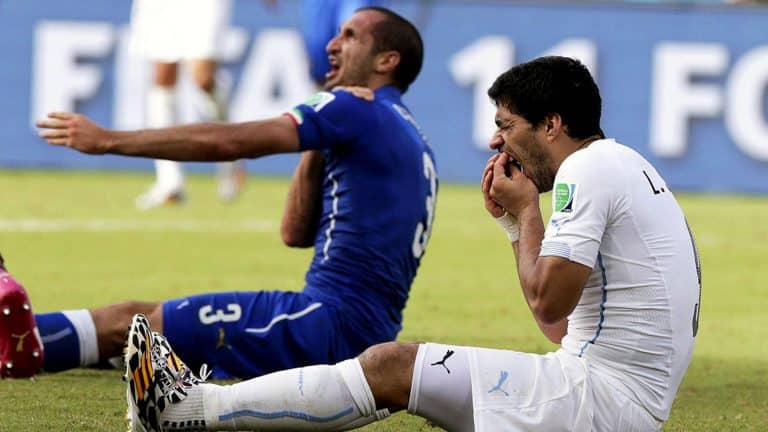 Momentos inolvidables del Mundial: Su&aacute;rez le da un mordisco a Chiellini