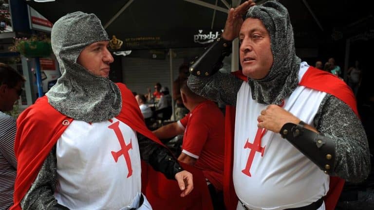 FIFA prohibi&oacute; la vestimenta medieval de los ingleses