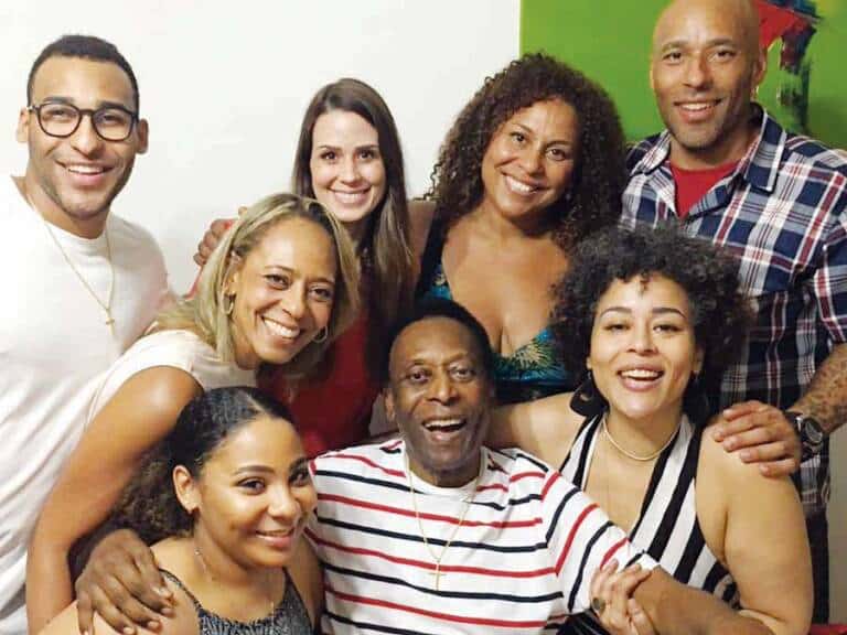 Pel&eacute;, sus mujeres y su hijo preso