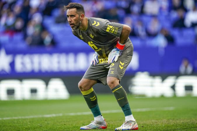 Claudio Bravo y la cl&aacute;usula que le tiene en el limbo con el Real Betis