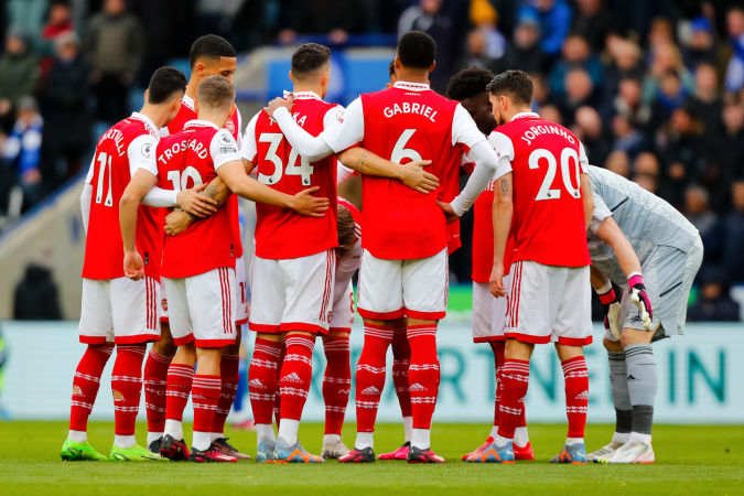 Brasil le permite aguantar el liderato al Arsenal