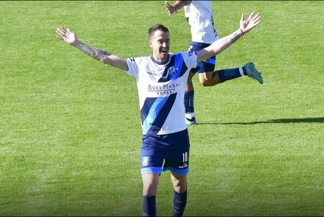 Jugó en el Manchester City, su vida inspiró una canción de Rock y es ídolo en San Telmo, la historia de Ezequiel D´Angelo