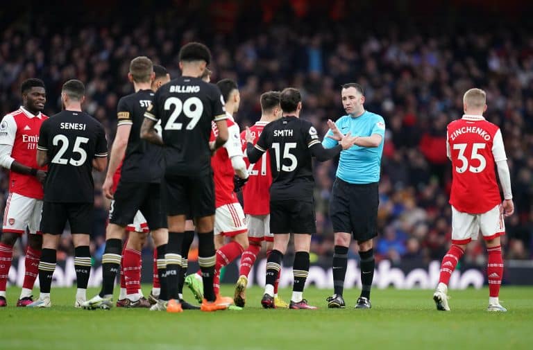 L&iacute;o arbitral: Arsenal gana en el &uacute;ltimo minuto