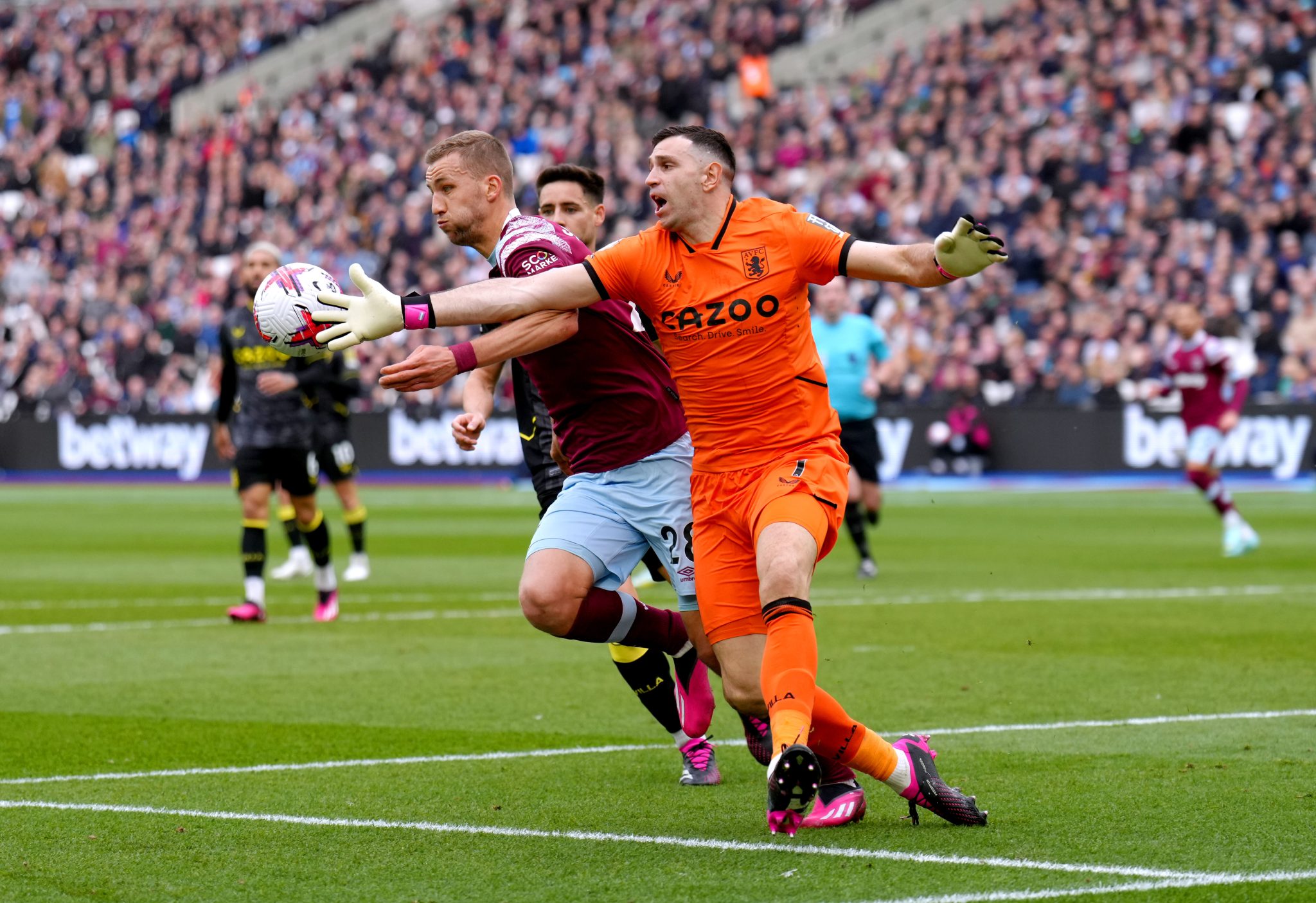 Dibu Mart&iacute;nez, Emiliano Mart&iacute;nez, &Aacute;ngel Di Mar&iacute;a, Juventus, Aston Villa, Premier League, Serie A