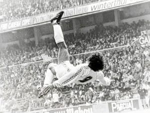 Hugo S&aacute;nchez jugando futbol