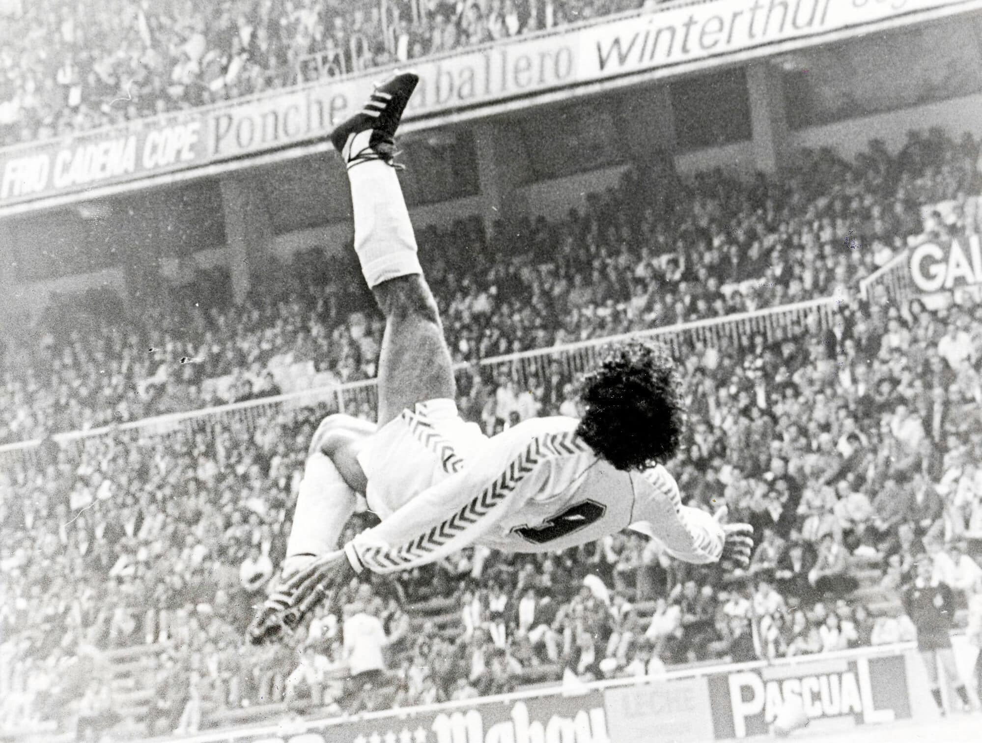 Hugo S&aacute;nchez jugando futbol