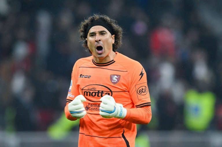 Jugar&iacute;a la Champions, el gigante de Europa que quiere a Guillermo Ochoa