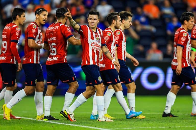Chivas: No le import&oacute; perder el Cl&aacute;sico, el jugador que se fue de fiesta otra vez