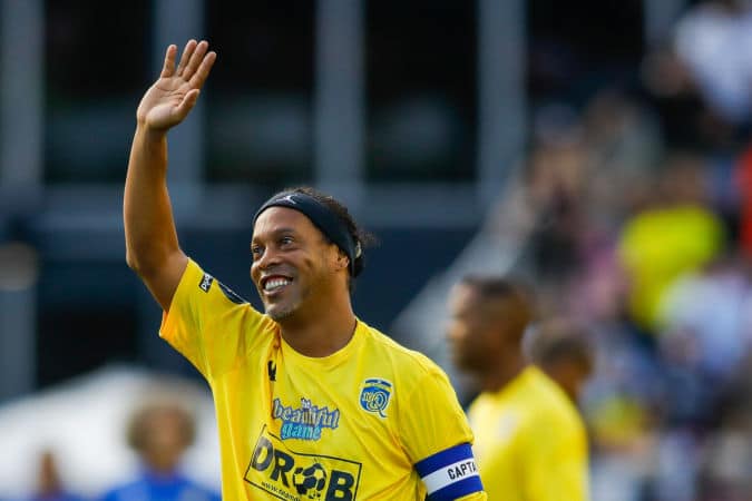 Ronaldinho vuelve a Gallos Blancos, el dinero que va a cobrar