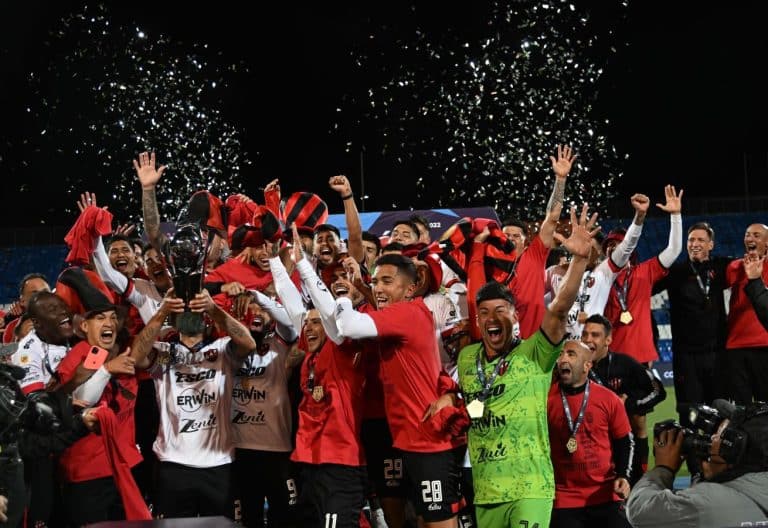 Patronato: El motivo por el que juega la Copa Libertadores estando en la Primera Nacional