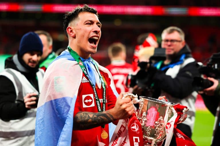 Lisandro Mart&iacute;nez: a pesar de su nivel, el Manchester United le firma competencia