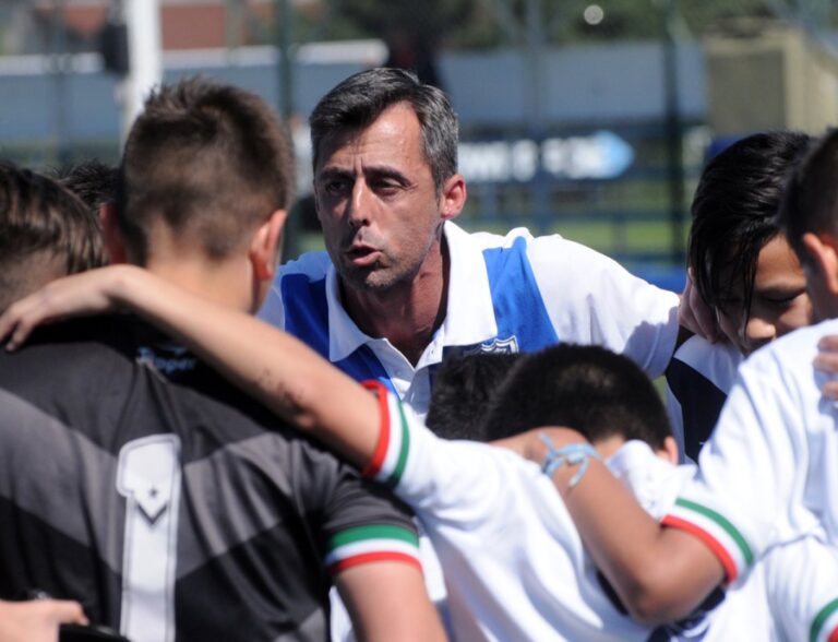 CONMOCI&Oacute;N EN EL F&Uacute;TBOL ARGENTINO: MUERE UN ENTRENADOR EN EL VESTUARIO