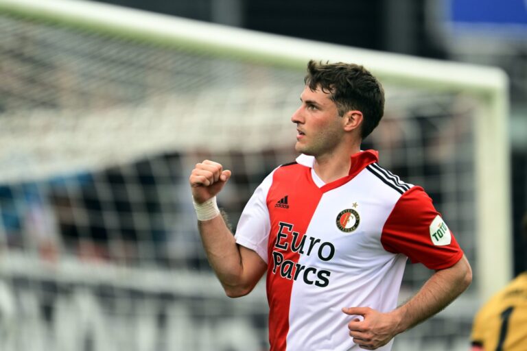 Santiago Gim&eacute;nez: Nadie lo para, este dato lo hace un jugador hist&oacute;rico del Feyenoord