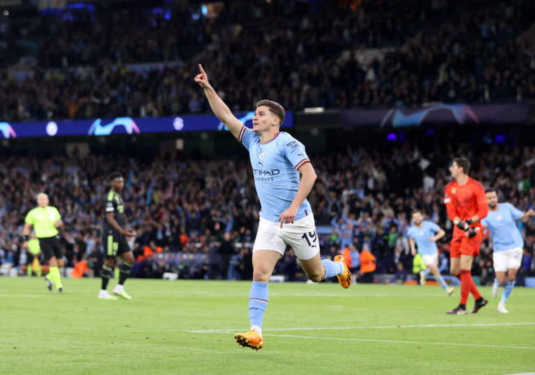 Juli&aacute;n &Aacute;lvarez y los 4 jugadores con Libertadores, Champions y Mundial