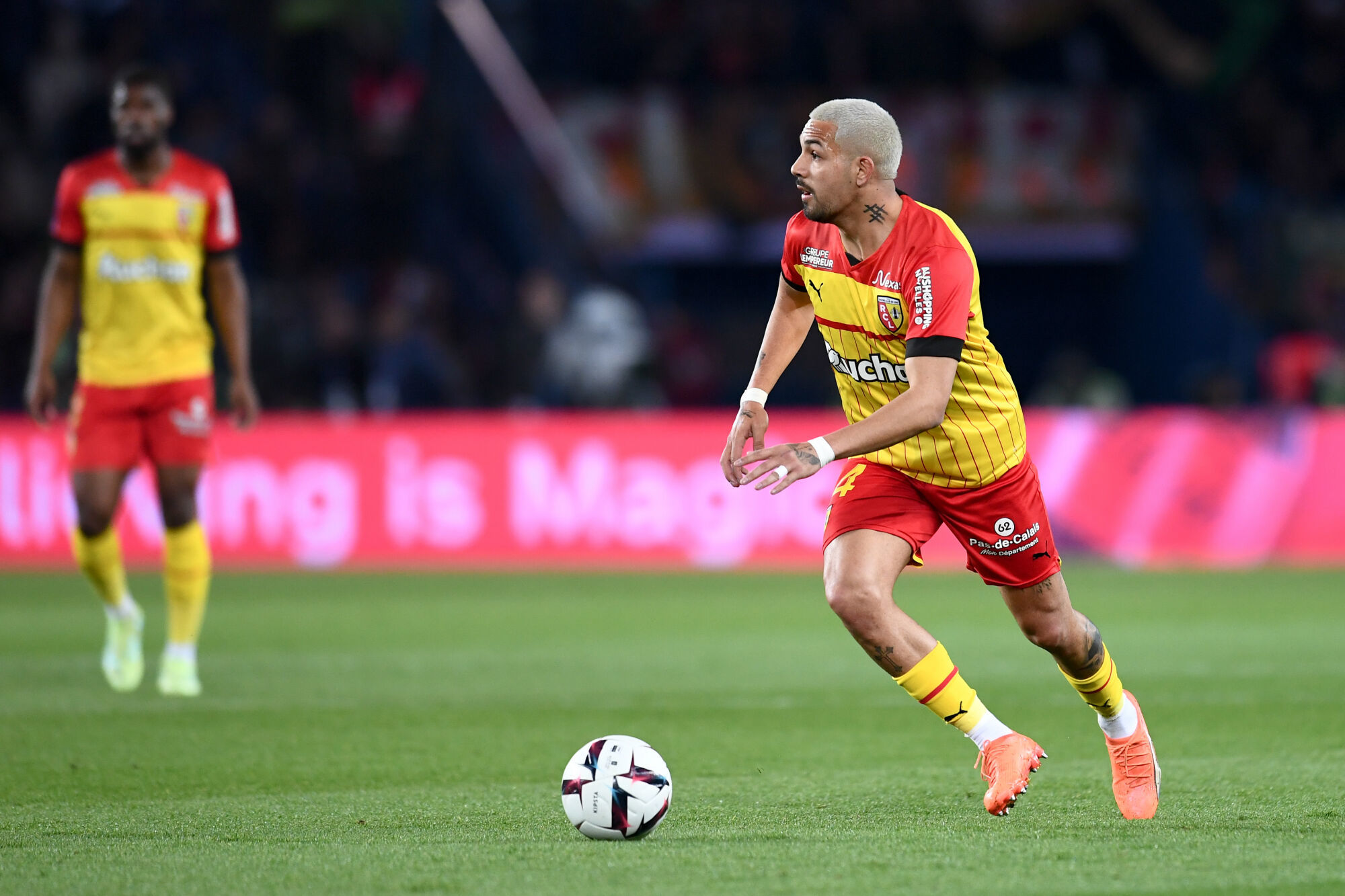 Facundo Medina, Premier League, Selecci&oacute;n Argentina, RC Lens, Aston Villa, Brighton, Ligue 1