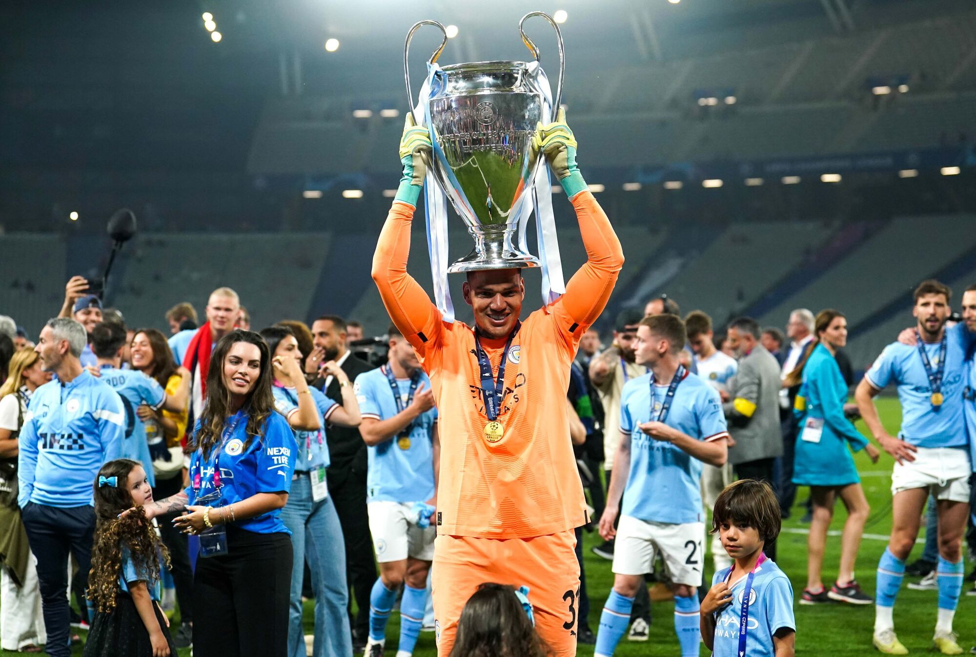 Bal&oacute;n de Oro 2023, Trofeo Yashin 2023, Guante de Oro 2023, Emiliano Mart&iacute;nez, Marc-Andr&eacute; ter Stegen, Ederson Moraes, Aston Villa, Selecci&oacute;n Argentina, Selecci&oacute;n Brasile&ntilde;a, Manchester City, FC Barcelona, Selecci&oacute;n de Alemania, los tres favoritos al Trofeo Yashin 2023