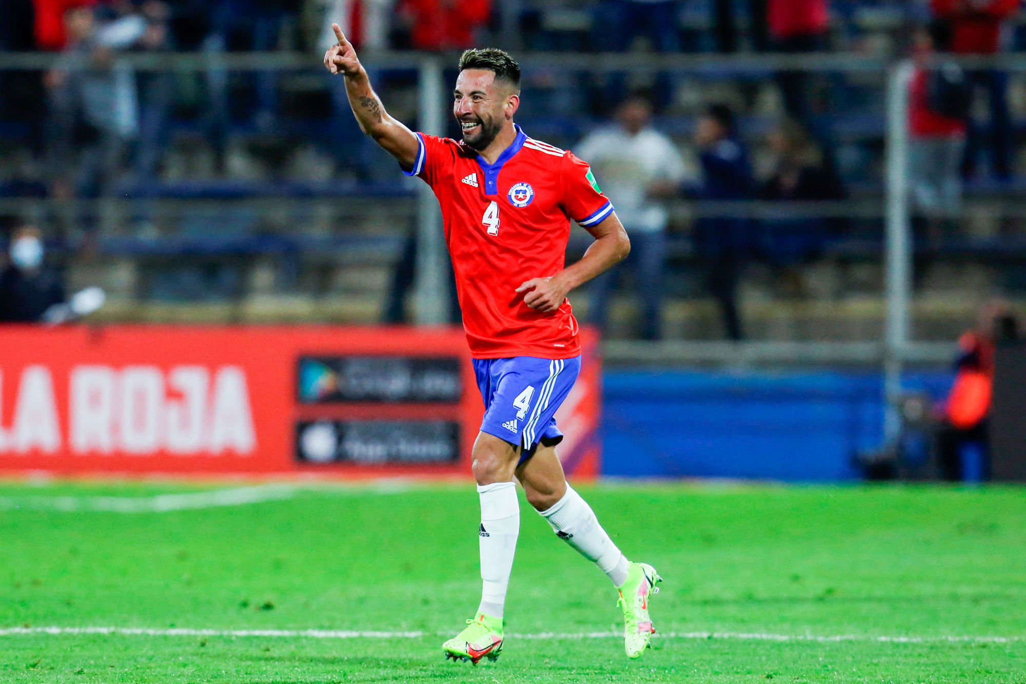 Mauricio Isla, Selecci&oacute;n Chilena, Copa Libertadores, Independiente de Avellaneda, Liga Profesional, Argentina