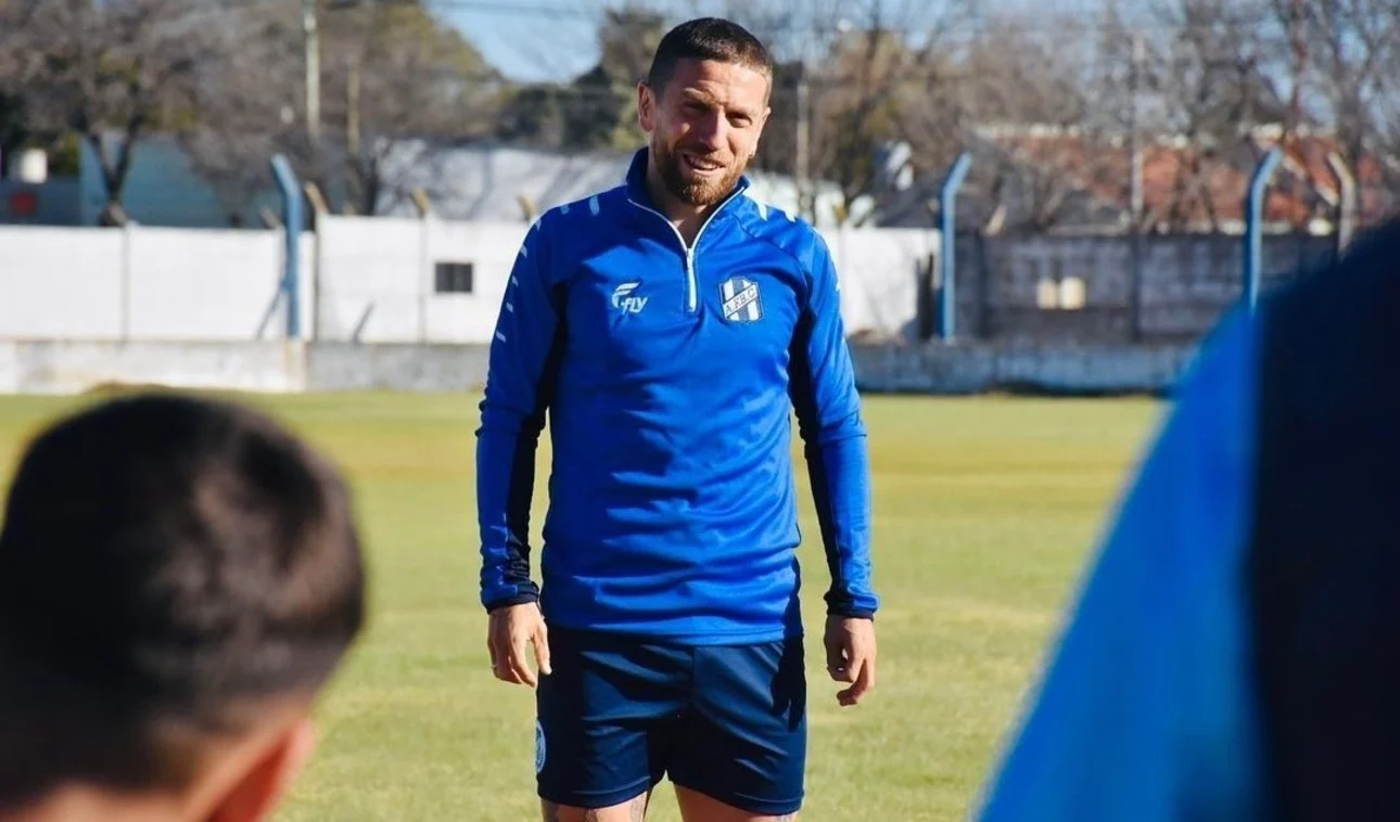 El Papu G&oacute;mez con la ropa de Alvear FBC. FOTO: Club  