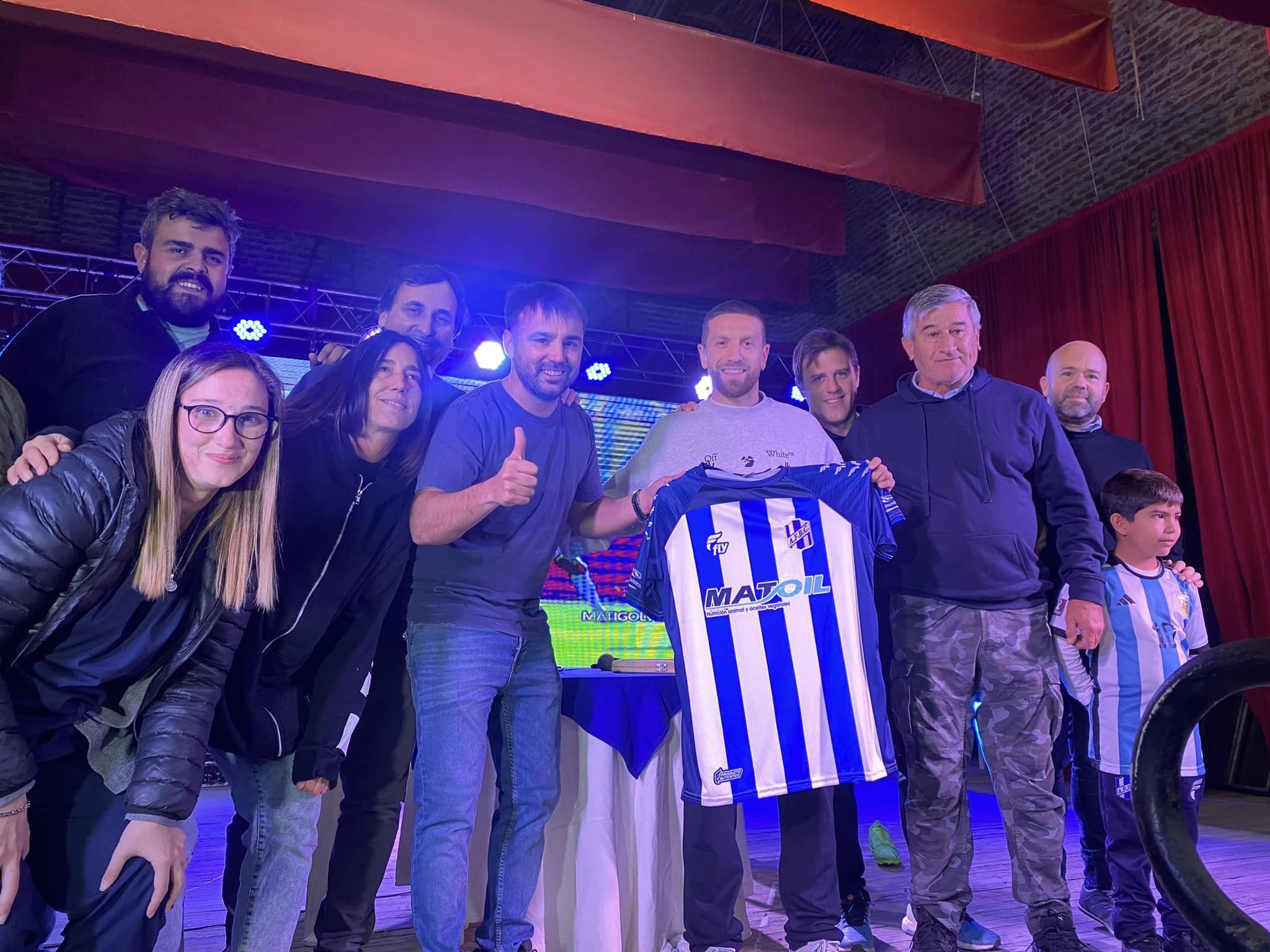 Francisco Conchez y el papu G&oacute;mez en un evento del humilde club. FOTO: Alvear FBC  