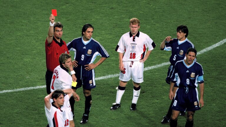 El d&iacute;a que David Beckham se qued&oacute; sin Mundial por agredir a Diego Pablo Simeone