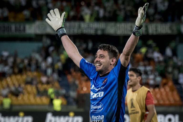 &iquest;Qui&eacute;n es Julio Salv&aacute;, el arquero que clasific&oacute; a Patronato a la Sudamericana?