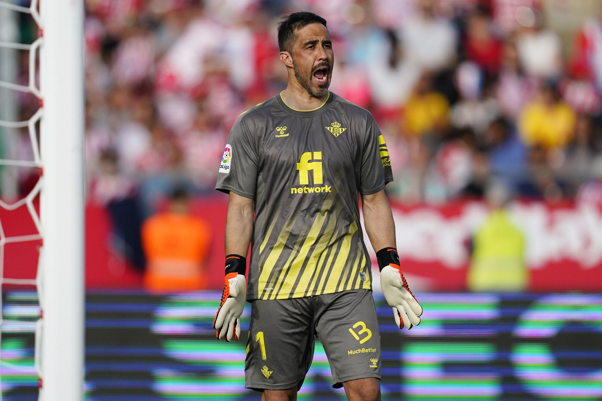 Claudio Bravo con Betis | Cortes&iacute;a: Bal&oacute;n Latino