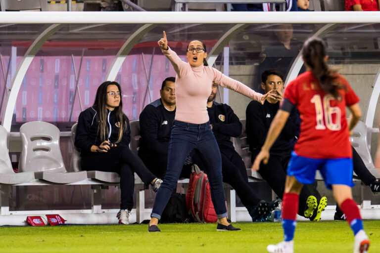 Mundial femenino 2023: &iquest;Qui&eacute;n es Amelia Valverde, la seleccionadora de Costa Rica?