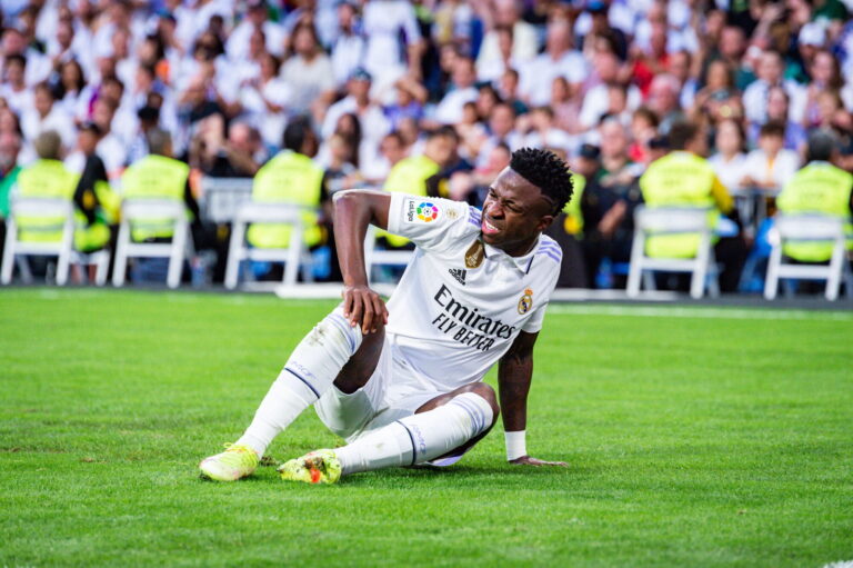 Vinicius Jr: &iquest;Qu&eacute; lesi&oacute;n tiene y cu&aacute;nto tiempo est&aacute; de baja con Real Madrid?