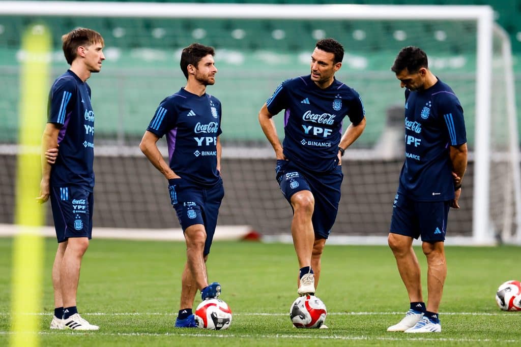 Pablo Aimar, charlando con Lionel Scaloni y el cuerpo t&eacute;cnico de la Selecci&oacute;n Argentina (Icon Sport)