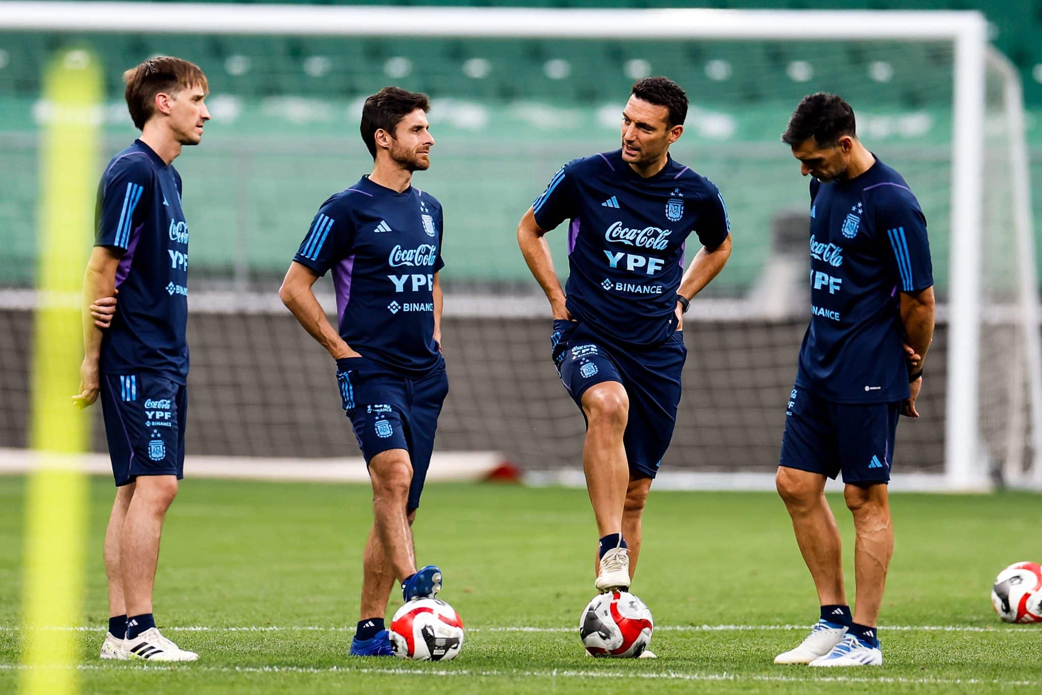 Pablo Aimar, charlando con Lionel Scaloni y el cuerpo t&eacute;cnico de la Selecci&oacute;n Argentina (Icon Sport)