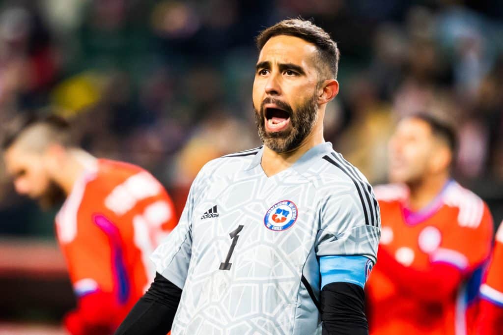 Por qu&eacute; Claudio Bravo no juega