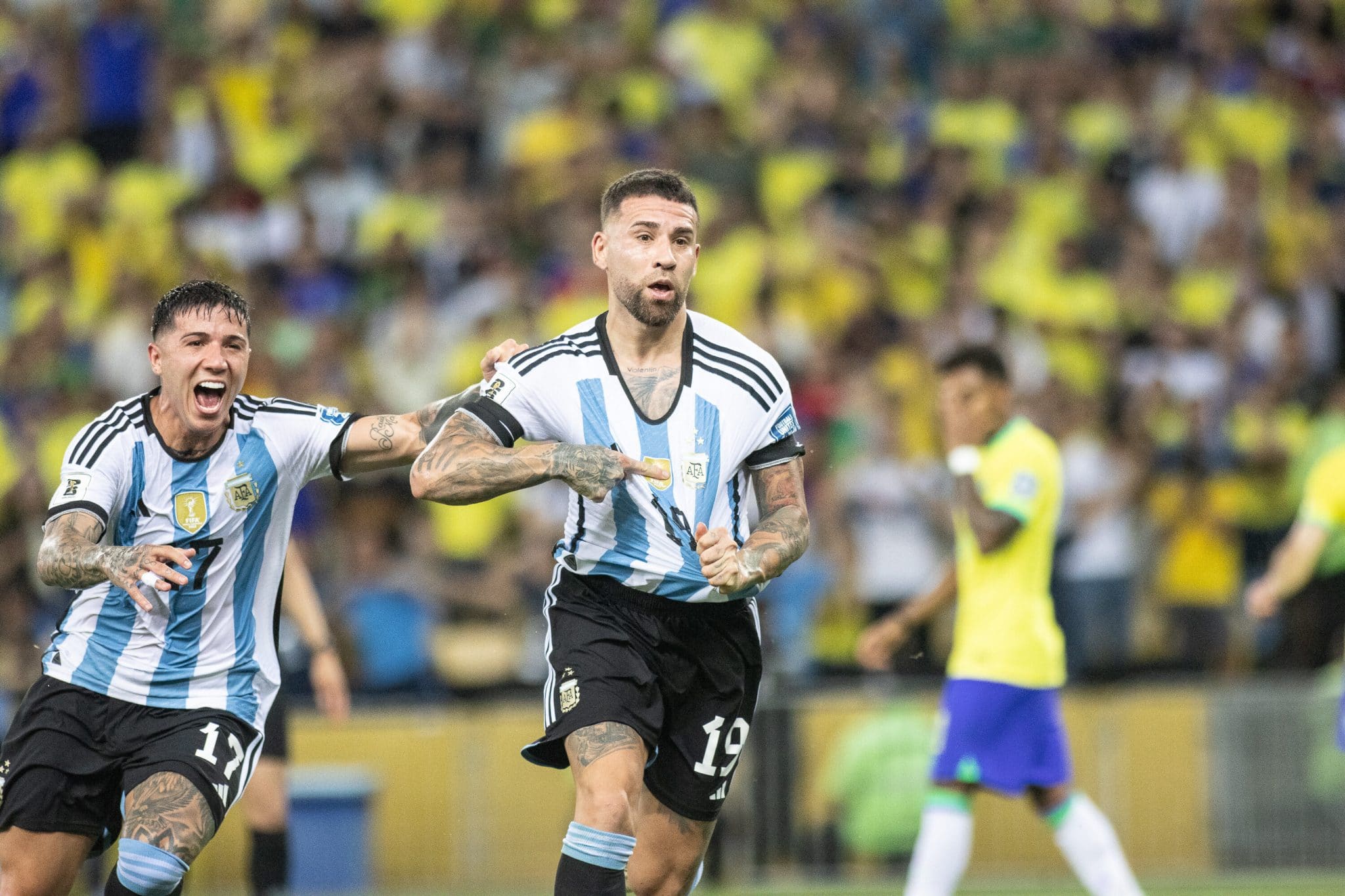 Nicolás Otamendi y Enzo Fernández festejan el 1-0 de Argentina sobre Brasil en el Maracaná (Icon Sport)