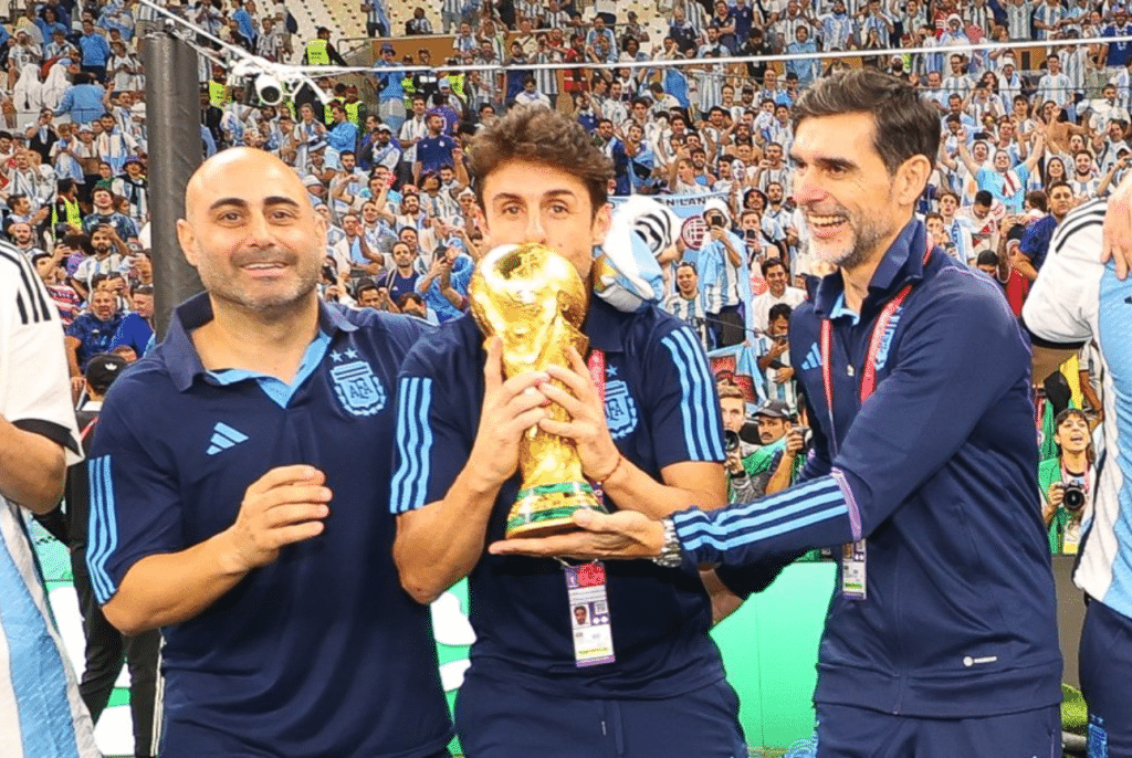 Pablo Aimar besando la Copa del Mundo de Qatar 2022