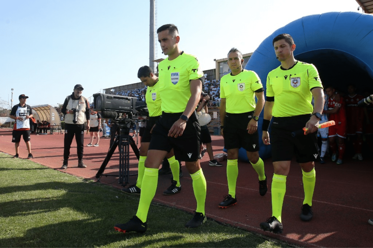 Cuerpo arbitral saliendo a la cancha.