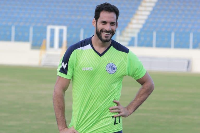 Jug&oacute; en m&aacute;s clubes que el &ldquo;Loco&rdquo; Abreu, pero le niegan el r&eacute;cord Guinness: La historia de Carlos Frontini, el n&oacute;mada del f&uacute;tbol